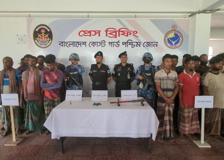 বনদস্যুদের সাথে কোস্ট গার্ডের বন্দুক যুদ্ধ, ২১ জিম্মি জেলে ও অস্ত্র-গুলি উদ্ধার