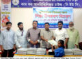 সুবিধাবঞ্চিত শিশুদের মাঝে শিক্ষা উপকরণ বিতরণ করেন খুলনা জেলা পরিষদ প্রশাসক
