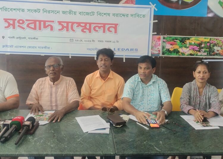 ভাঙছে বাঁধ, বাড়ছে লবণাক্ততা: উপকূলে ত্রাহি অবস্থা, তবু বাজেটে কমছে জলবায়ুর হিস্যা