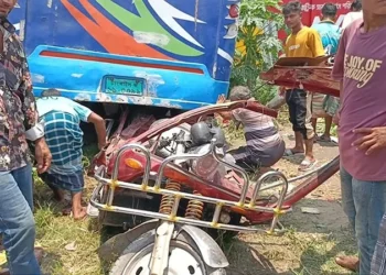 বাস-অটোরিকশা সংঘর্ষ : মা মেয়েসহ নিহত ৩, বাবা হাসপাতালে