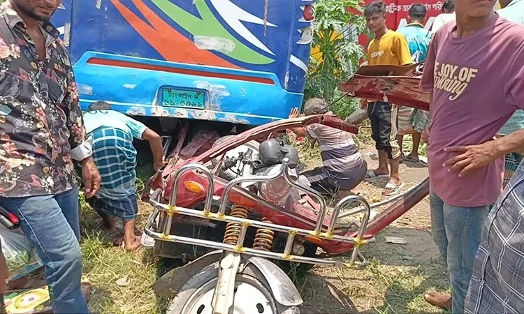 বাস-অটোরিকশা সংঘর্ষ : মা মেয়েসহ নিহত ৩, বাবা হাসপাতালে