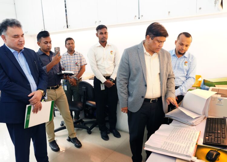 জনসম্পৃক্ততার মাধ্যমে সশস্ত্র বাহিনীর ভূমিকা আরও দৃশ্যমান করতে হবে: প্রতিরক্ষা উপদেষ্টা