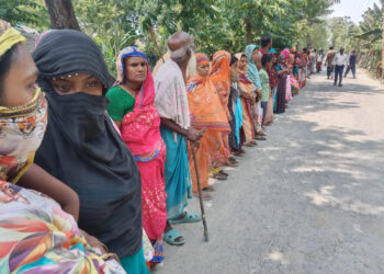জমির বিরোধে বৃদ্ধার মৃত্যুর ঘটনায় দোষীদের শাস্তির দাবিতে কয়রায় মানববন্ধন