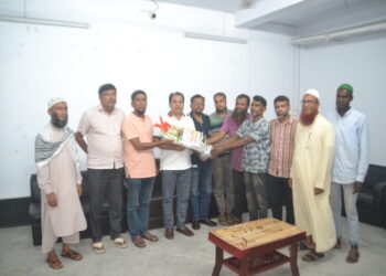 খুলনা প্রেসক্লাবের নবনির্বাচিত কমিটিকে ছাপাখানা শ্রমিক ইউনিয়নের ফুলেল শুভেচ্ছা
