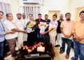 খুলনা প্রেসক্লাবের নির্বাচিত কমিটিকে ফুল দিয়ে শুভেচ্ছা জানান ডুমুরিয়া ইটভাটা মালিক সমিতি
