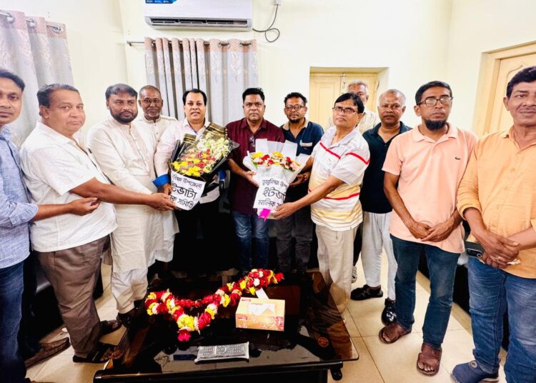 খুলনা প্রেসক্লাবের নির্বাচিত কমিটিকে ফুল দিয়ে শুভেচ্ছা জানান ডুমুরিয়া ইটভাটা মালিক সমিতি