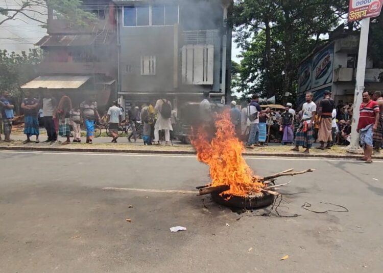 খুলনায় সাবেক পাট উপদেষ্টাকে গ্রেফতার ও বর্তমান পাটমন্ত্রীর পদত্যাগের দাবিতে জুট প্রেস শ্রমিকদের বিক্ষোভ