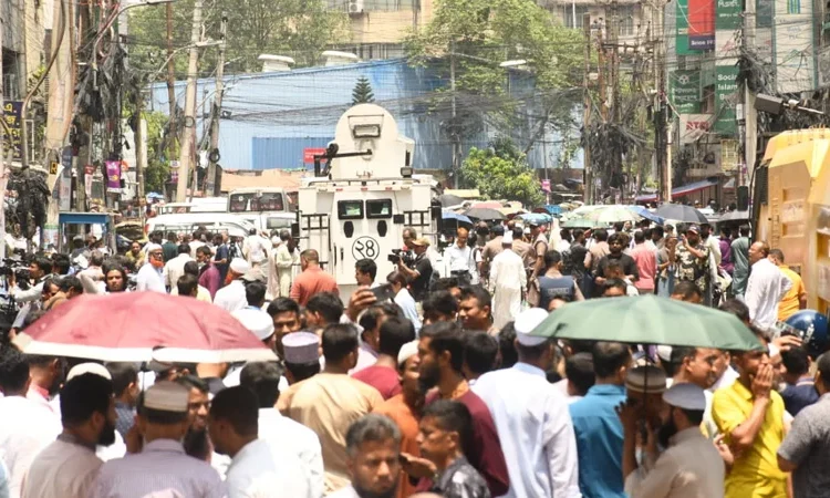 পুলিশের হামলায় ইসলামী ব্যাংকের ৫০ গ্রাহক আহত