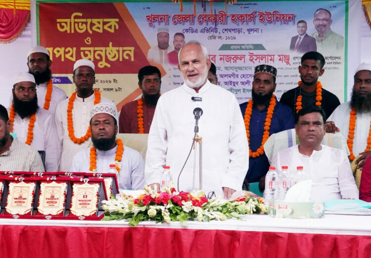 খুলনা জেলা বেকারী হকার্স ইউনিয়নের সদস্যদের শপথ করান কেসিসি প্রশাসক