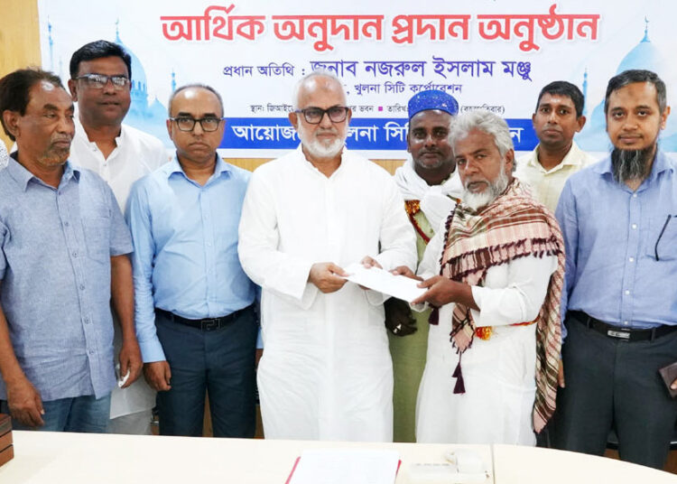 আশুরা উপলক্ষ্যে ইমামবাড়িসমূহের প্রতিনিধিদের অনুদান দিচেছন সিটি প্রশাসক