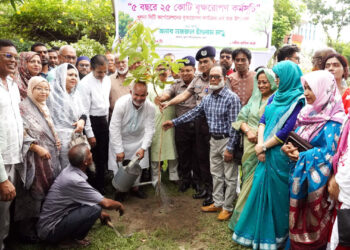খুলনা মহানগরীতে বৃক্ষরোপণের উদ্বোধনী করেন কেসিসি প্রশাসক নজরুল ইসলাম মঞ্জু