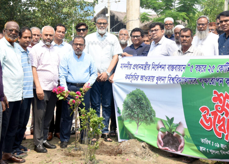 প্রধানমন্ত্রীর নির্দেশনা বাস্তবায়নে খুবিতে বৃক্ষরোপণ