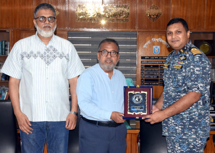 খুবি উপাচার্যের সঙ্গে নৌবাহিনীর সোলাম অধিনায়কের সাক্ষাৎ