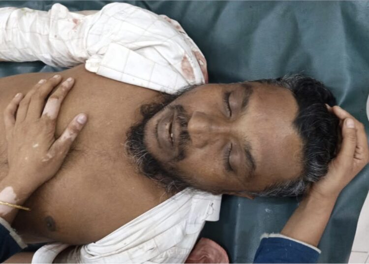 খুলনায় নামাজরত অবস্থায় মসজিদে গুলি : আহত ২ : রক্তাক্ত মসজিদ