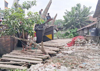 জরাজীর্ণ মৎস্য অবতরণ কেন্দ্রের প্রধান ঘাট, দুর্ঘটনার শঙ্কা