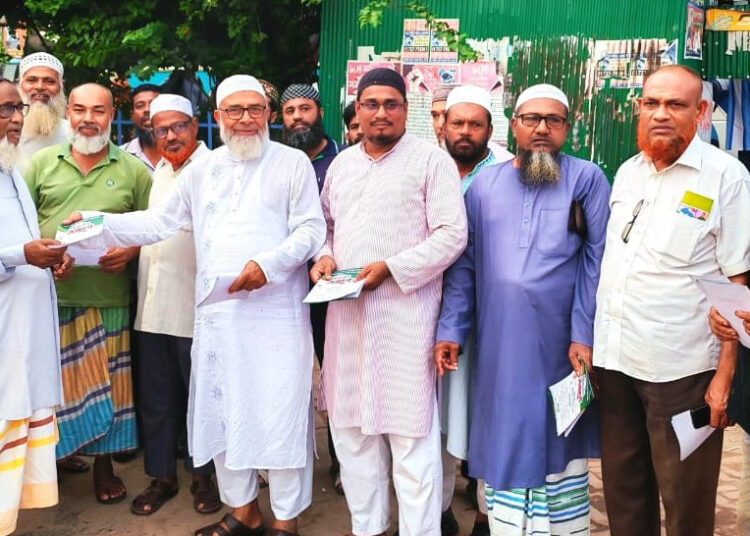১১ দলের বিভাগীয় সমাবেশ সফলের লক্ষে লিফলেট বিতরণ