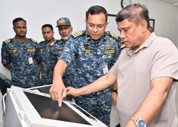 চট্টগ্রামে প্রতিরক্ষা উপদেষ্টার নৌবাহিনীর বিভিন্ন স্থাপনা পরিদর্শন