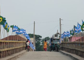বিশ্বকাপ ফুটবল উন্মাদনায় মোংলায় শোভা পাচ্ছে ১৮০ টি পতাকা