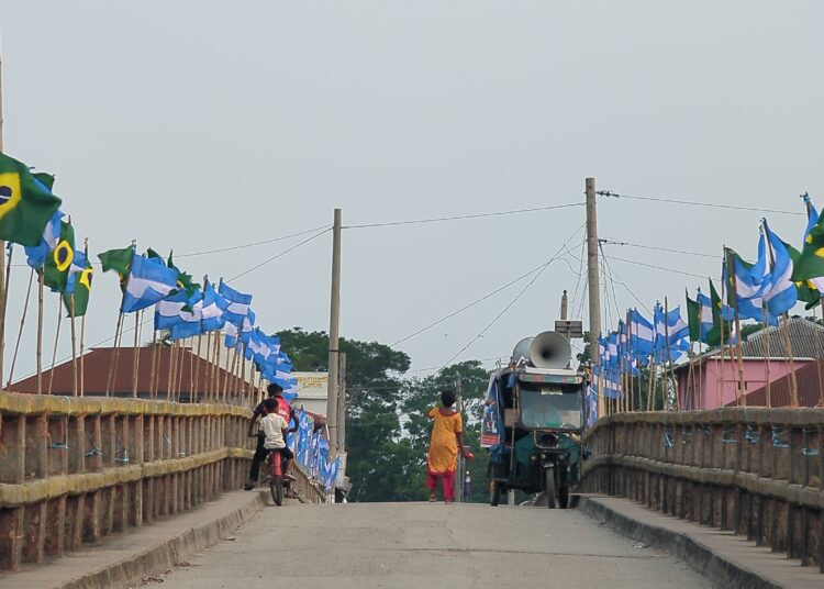 বিশ্বকাপ ফুটবল উন্মাদনায় মোংলায় শোভা পাচ্ছে ১৮০ টি পতাকা
