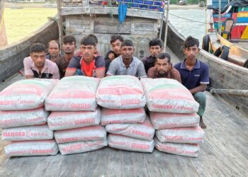 মায়ানমারে পাচারকালে সিমেন্ট বোঝাই দুটি বোটসহ ২১ জন আটক