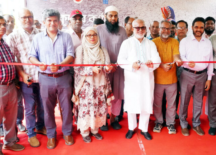 ‘‘উপকুলের কন্ঠ : জলবায়ু সহনশীলতার অভিযাত্রা’’ শীর্ষক ফটো প্রদর্শনীর উদ্বোধন করেন কেসিসি প্রশাসক