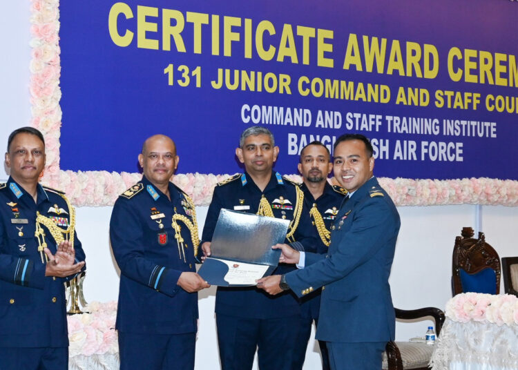 বিমান বাহিনীর জুনিয়র কমান্ড ও স্টাফ কোর্সের সনদপত্র বিতরণ