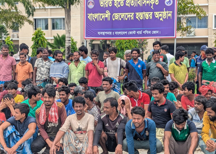 ভারতের জেল থেকে ছাড়া পাওয়া ৯১ জেলেকে পরিবারের কাছে হস্তান্তর