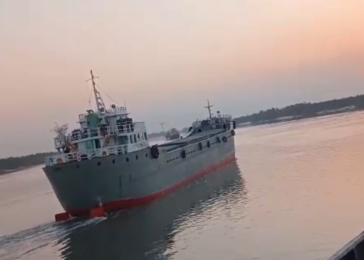 সুন্দরবনের অভ্যন্তরে ভারতগামী কার্গো জাহাজে গুলিবর্ষণ ও লুটপাট