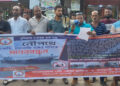 ডাকাতি ও চাঁদাবাজি বন্ধের দাবীতে মোংলায় নৌযান শ্রমিক-কর্মচারীদের মানববন্ধন