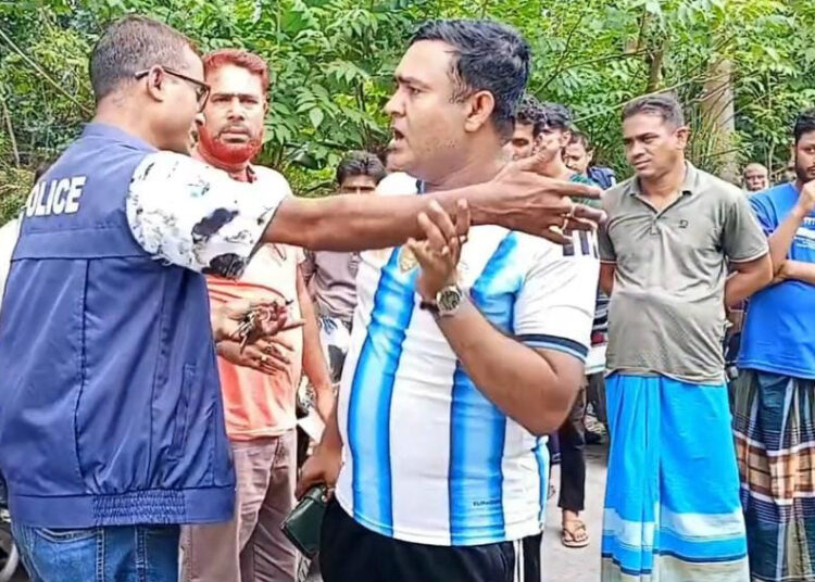 মোংলায় স্কুলে ভাঙচুরের মামলার বাদীকে প্রাণনাশের হুমকি : শিক্ষার্থীদের স্কুলে না পাঠানোর চাপ