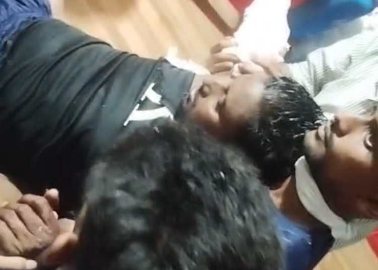 মোংলা ইপিজেডে চীনা সুতা কোম্পানীতে শ্রমিকের মেশিনে হাত কাটা গেছে