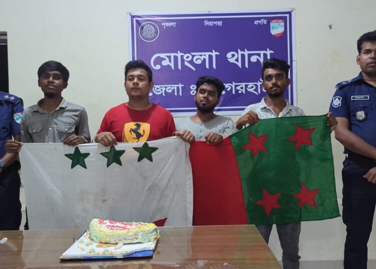 মোংলায় নিষিদ্ধ আ.লীগের প্রতিষ্ঠাবার্ষিকী উদযাপন চেষ্টাকালে কেক ও দলীয় পতাকাসহ আটক ৪
