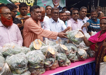 সাতক্ষীরায় বিএনপির উদ্যোগে ৩ শতাধিক দুস্থ ও অসহায় মানুষের মাঝে বিনামূল্যে সবজি বিতরণ