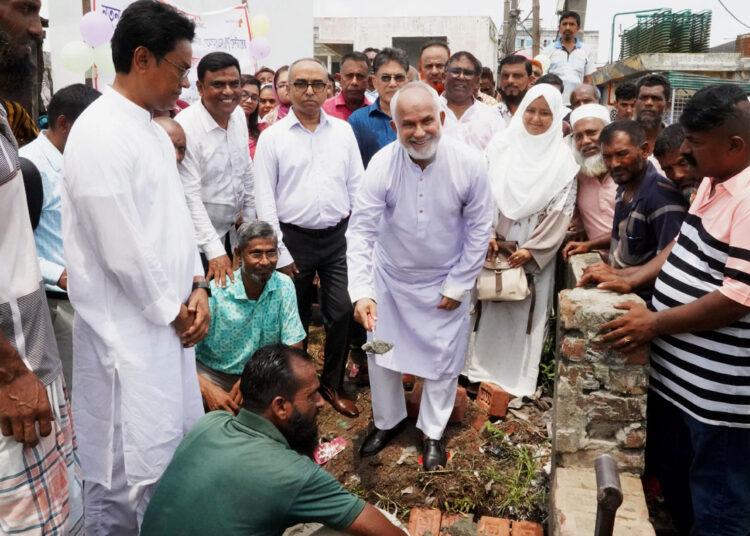 নগরীর ২২নং ওয়ার্ডে এমআরএফ সেন্টারের ভিত্তিপ্রস্তর স্থাপন করেন কেসিসি প্রশাসক