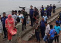 সাতক্ষীরার শ্যামনগরের মেঘা প্রকল্পের বেড়িবাঁধ থেকে অবৈধ পাইপ অপসারন