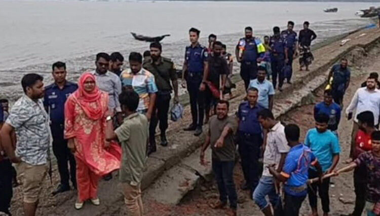 সাতক্ষীরার শ্যামনগরের মেঘা প্রকল্পের বেড়িবাঁধ থেকে অবৈধ পাইপ অপসারন