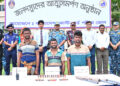 সুন্দরবনের দুর্ধর্ষ বনদস্যু ‘বড় জাহাঙ্গীর বাহিনী’র তিন সদস্য কোস্ট গার্ডের কাছে আত্মসমর্পণ