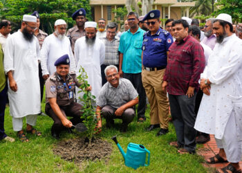 কুয়েট ও খুলনা মেট্রোপলিটন পুলিশের যৌথ উদ্যোগে বৃক্ষরোপণ