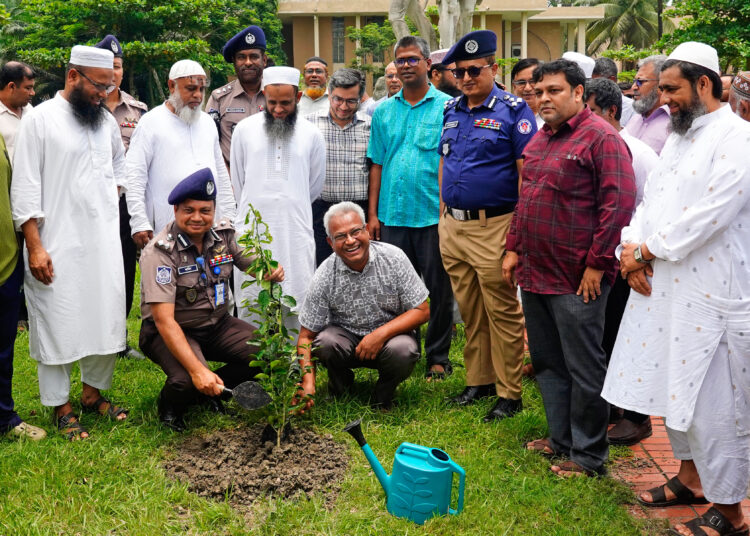 কুয়েট ও খুলনা মেট্রোপলিটন পুলিশের যৌথ উদ্যোগে বৃক্ষরোপণ