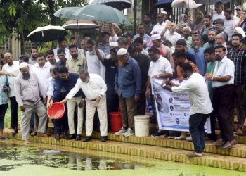 খুবির এফএমআরটি ডিসিপ্লিনের হ্যাচারিতে উৎপাদিত দেশীয় মাছের পোনা অবমুক্ত