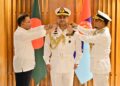 নৌবাহিনী প্রধান মিসবাহ উল আজীমকে র‌্যাংক ব্যাজ পরিয়ে দিচ্ছেন প্রধানমন্ত্রী