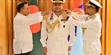 নৌবাহিনী প্রধান মিসবাহ উল আজীমকে র‌্যাংক ব্যাজ পরিয়ে দিচ্ছেন প্রধানমন্ত্রী