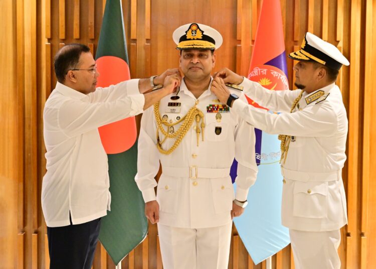 নৌবাহিনী প্রধান মিসবাহ উল আজীমকে র‌্যাংক ব্যাজ পরিয়ে দিচ্ছেন প্রধানমন্ত্রী