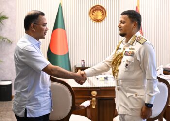 প্রধানমন্ত্রীর সাথে বিদায়ী নৌবাহিনী প্রধানের সাক্ষাৎ