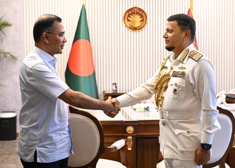 প্রধানমন্ত্রীর সাথে বিদায়ী নৌবাহিনী প্রধানের সাক্ষাৎ
