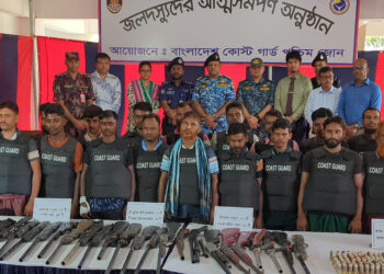 সুন্দরবনের বনদস্যু বাহিনী প্রধান জাহাঙ্গীরসহ ২৭ দস্যুর আত্মসমর্পণ