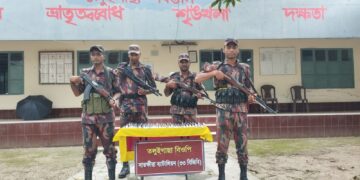 সাতক্ষীরা সীমান্তে প্রায় ১০ লাখ টাকার ভারতীয় মোবাইলের যন্ত্রাংশ জব্দ