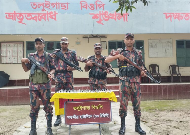 সাতক্ষীরা সীমান্তে প্রায় ১০ লাখ টাকার ভারতীয় মোবাইলের যন্ত্রাংশ জব্দ