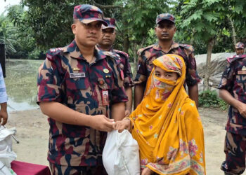 মহেশপুরে দুস্থ অসহায় মানুষের মাঝে বিজিবির ত্রাণ বিতরণ