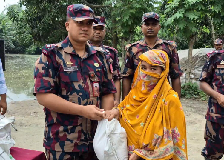 মহেশপুরে দুস্থ অসহায় মানুষের মাঝে বিজিবির ত্রাণ বিতরণ